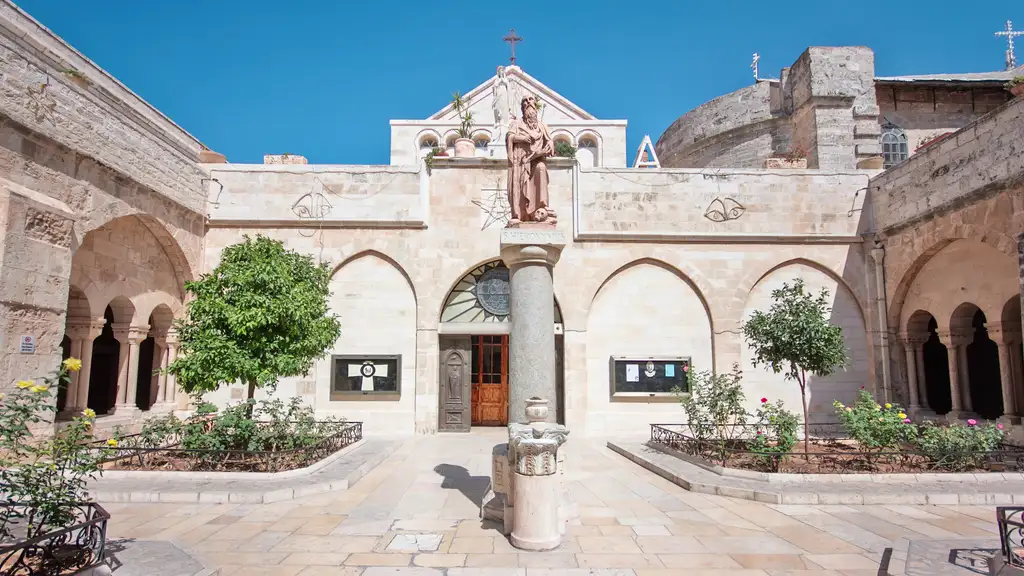 The cloistered courtyard of St Catherine beside the Church of the Nativity, with the column of St Jerome at its centre.